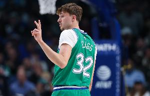 遮天蔽日！弗拉格弹速超快 跟防布克上篮送出大帽